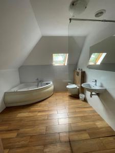 a bathroom with a tub and a toilet and a sink at Motel S7 in Goszczyn