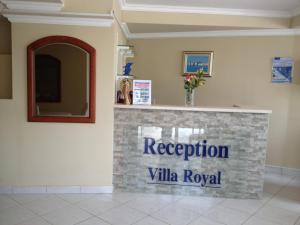 un vestíbulo de recepción con un cartel que dice Villa Royal de recepción en Villa Royal en Cavtat