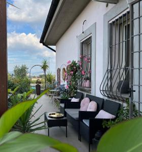 un patio con divani e tavoli su un edificio di Casa Italia Hospitality a Lunghezza
