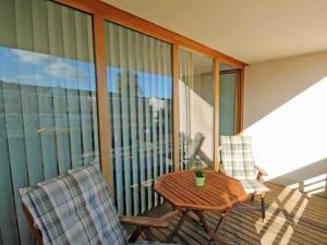einen Balkon mit einem Tisch und Stühlen in der Unterkunft Ferienwohnung "Albrecht der Seebär" in Kühlungsborn