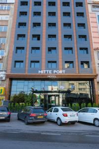 ein großes Gebäude mit davor geparkt in der Unterkunft Mitte Port Hotel Konak Izmir in Izmir