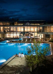 a large swimming pool in front of a building at night at Talstation Heumöderntal in Treuchtlingen