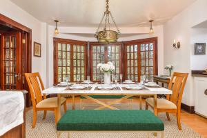 Metaline FallsにあるThe Rock House of Metaline Fallsの白いテーブルと椅子のあるダイニングルーム