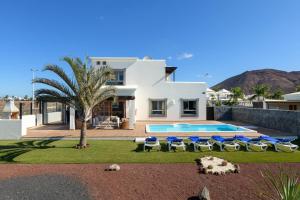 Willa z basenem i krzesłami w obiekcie Hipoclub Villas, Aguamarina 1 w mieście Playa Blanca