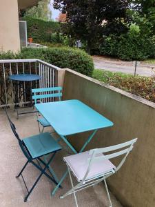 a blue table and two chairs and a table and chairs at Résidence Brocéliande in Saint Malo