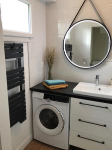 a bathroom with a washing machine and a sink at Résidence Brocéliande in Saint Malo