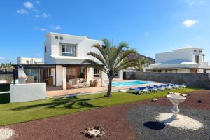 Willa z palmą i basenem w obiekcie Hipoclub Villas, Aguamarina 1 w mieście Playa Blanca