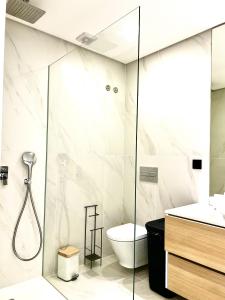 un baño con ducha y WC en Classy & Modern apartment Cascais, en Cascais 53 fotos más