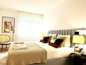 Un dormitorio con una cama grande y una ventana. en Classy & Modern apartment Cascais, en Cascais