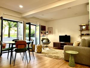una sala de estar con un sofá y una mesa en Classy & Modern apartment Cascais, en Cascais
