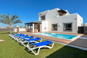 willa z basenem i leżakami w obiekcie Hipoclub Villas, Aguamarina 1 w mieście Playa Blanca