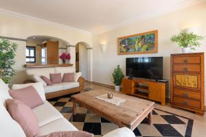 salon z kanapą i telewizorem w obiekcie Hipoclub Villas, Aguamarina 1 w mieście Playa Blanca