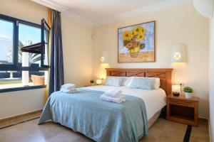 sypialnia z łóżkiem i ręcznikami w obiekcie Hipoclub Villas, Aguamarina 1 w mieście Playa Blanca +25 zdjęć