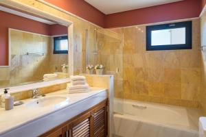 łazienka z umywalką, wanną i prysznicem w obiekcie Hipoclub Villas, Aguamarina 1 w mieście Playa Blanca