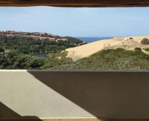 duas fotos de uma praia e uma duna de areia em Mare, dune, lago e bosco in assoluto relax. em Torre Dei Corsari