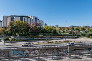 Eine Autobahn mit Autos in einer Stadt. in der Unterkunft National Palace of Culture View - Spacious 1-BD Flat in Sofia