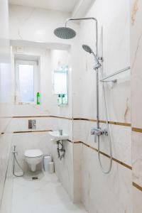 een badkamer met een douche, een toilet en een wastafel bij National Palace of Culture View - Spacious 1-BD Flat in Sofia
