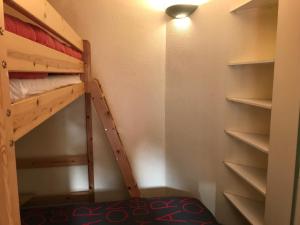 Kleines Zimmer mit 2 Etagenbetten und einem Teppich in der Unterkunft Baréges : Appartement Résidence de l’Ayré in Barèges