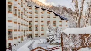 ein schneebedecktes Gebäude mit viel Schnee in der Unterkunft Baréges : Appartement Résidence de l’Ayré in Barèges