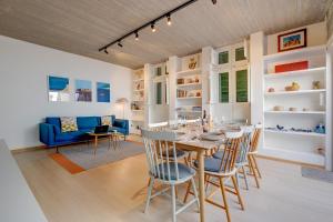 - une salle à manger et un salon avec une table et des chaises dans l'établissement Traditional Maltese Townhouse wt Terrace and Pool, à Isla