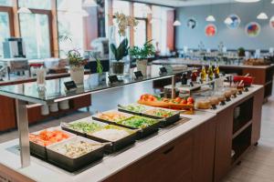 ein Buffet mit vielen verschiedenen Speisen in der Unterkunft OREA Resort Sklář Harrachov in Harrachov