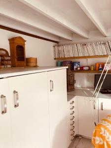uma cozinha com armários brancos e um fogão em Studio 23 