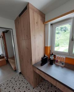 een keuken met een aanrecht en een raam bij Corn Alv 13 in Bivio