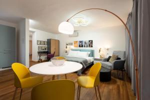 salon z łóżkiem, stołem i krzesłami w obiekcie Guicciardini Apartment we Florencji