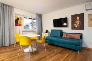 salon z kanapą, stołem i krzesłami w obiekcie Guicciardini Apartment we Florencji