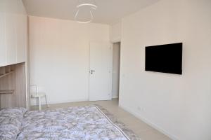羅馬的住宿－Emerenziana Lovely Apartment，一间卧室配有一张床,墙上配有电视