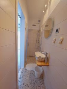 uma casa de banho com um lavatório e um espelho em Vinko rooms em Primošten