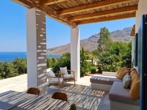 patio z widokiem na ocean i góry w obiekcie Tilos Villa w mieście Livadia
