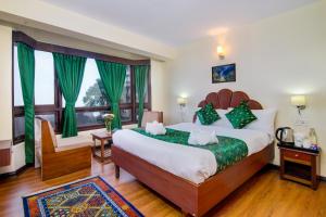 1 dormitorio con 1 cama grande y cortinas verdes en Muscatel BhumSang - 200 Mts from Mall Road, en Darjeeling