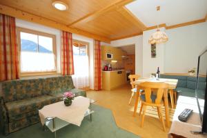 ein Wohnzimmer mit einem Sofa und einem Tisch in der Unterkunft Landhaus Steiner in Schladming