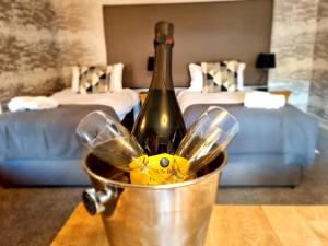 Una botella de champán en un cubo sobre una mesa en The Tower Gastro Pub & Apartments, en Crieff