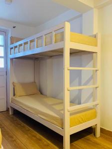 Łóżko lub łóżka piętrowe w pokoju w obiekcie Marquito's Guest House