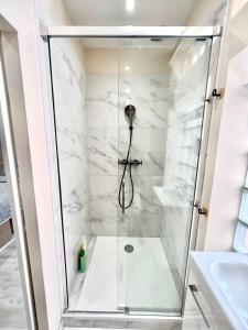 a shower with a glass door in a bathroom at Toulouse : Studio équipé au cœur de St-Cyprien in Toulouse