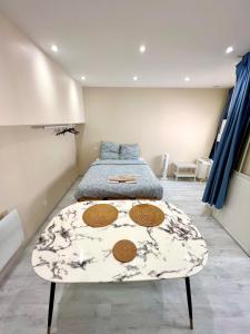 um quarto com uma cama e uma mesa em Toulouse : Studio équipé au cœur de St-Cyprien em Toulouse