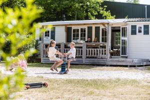 Tetamu yang menginap di Kampeerdorp de Zandstuve - Kindvriendelijke Vakantiepark +8 gambar