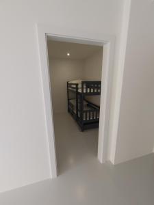 ヤストシェンビャ・グラにあるApartamenty HELIOSの鏡を通してベッド付きの部屋を望めます。
