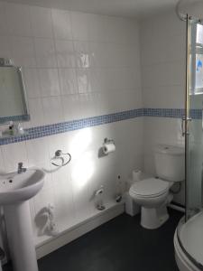 biała łazienka z toaletą i umywalką w obiekcie The Victoria Hotel w mieście Burnham-on-Sea