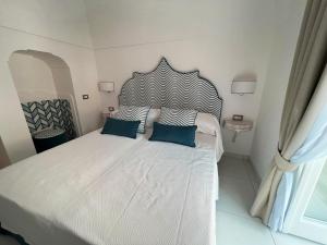 Postel nebo postele na pokoji v ubytování Milky Suites Positano