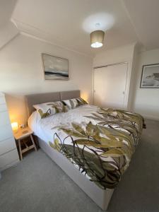 sypialnia z dużym łóżkiem i stolikiem nocnym w obiekcie Apartment - Centre of Swanage Stunning Sea views w mieście Swanage