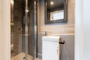 Vannituba majutusasutuses TRIG-Private Studio, Courtyard, Walk to Fistral