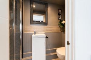Vannituba majutusasutuses TRIG-Private Studio, Courtyard, Walk to Fistral