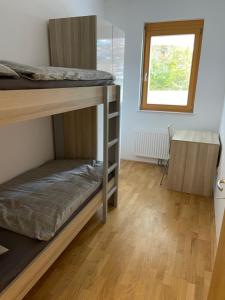 Habitación con 2 literas y escritorio. en Luxury 3-room large Apartment Maribor Pohorje en Hočko Pohorje