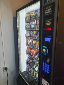 Hostel pracowniczy ORBITA في فولكا كوسوفسكا: آلة بيع مليئة بالكثير من المواد الغذائية والمشروبات +25 صورة