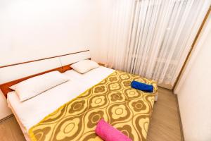 - une petite chambre avec un lit et deux chaises dans l'établissement Apartments Brezovka, à Novalja