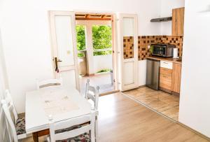- une cuisine et une salle à manger avec une table et des chaises dans l'établissement Apartments Brezovka, à Novalja