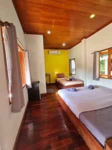 Cette chambre comprend 2 lits et un canapé. dans l'établissement Sleep Pai Bed & Breakfast, à Pai